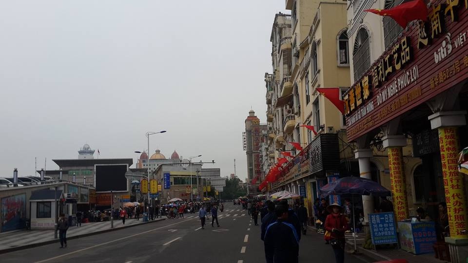 Các cầu thủ tản bộ