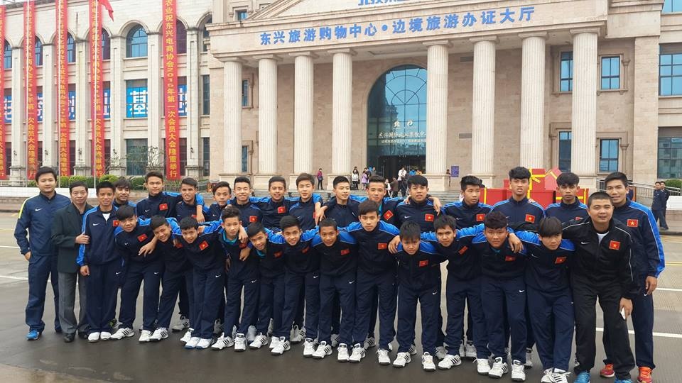 Toàn đội chụp ảnh lưu niệm ở quảng trường.