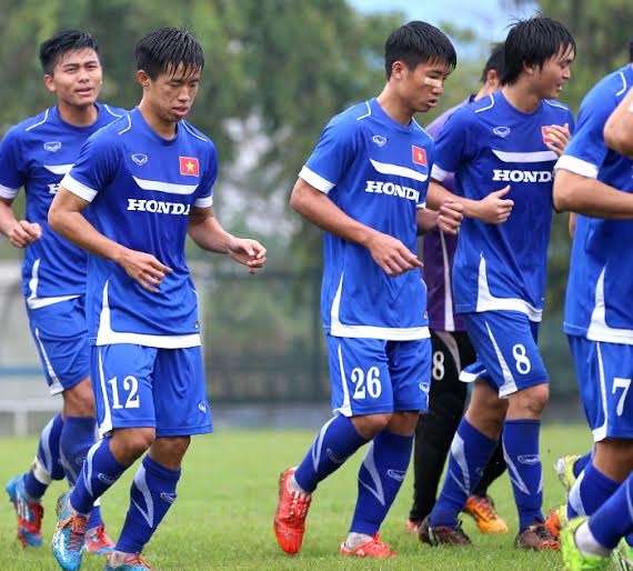 Trung vệ Tiến Dũng (số 26) xuất hiện trên sân tập với băng quanh mắt.