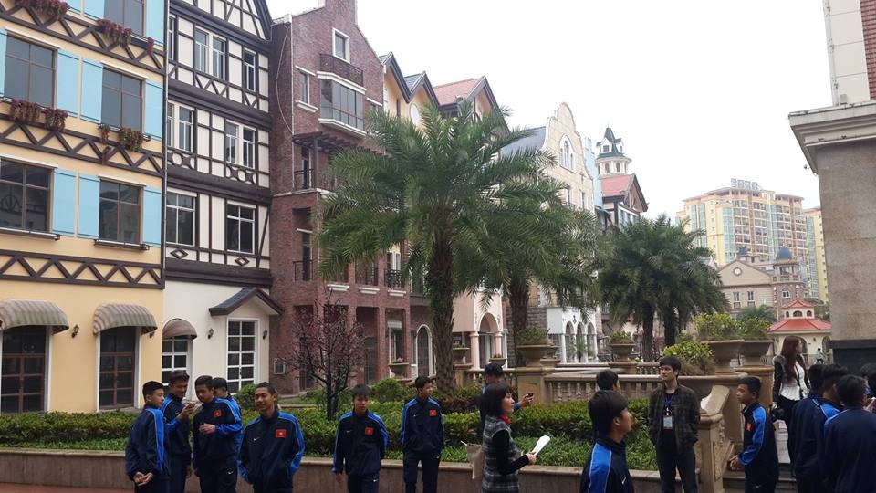 Sau đó, các cầu thủ được đưa đi thăm quan nhiều danh thắng của thành phố Đông Hưng.