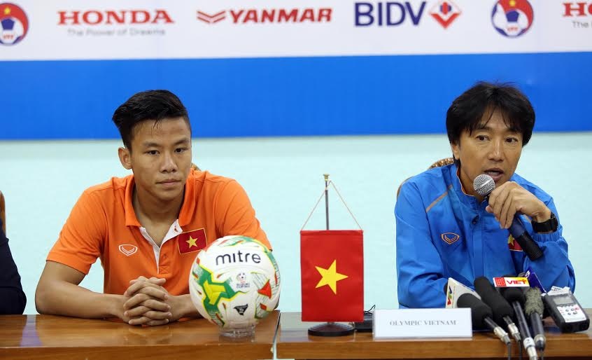 HLV Miura và đội trưởng Ngọc Hải trong phần trả lời phỏng vấn. Ảnh: Tùng Lê