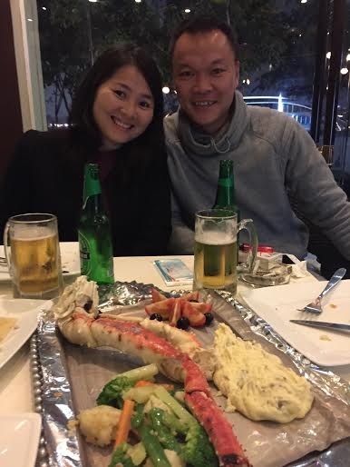 Thủ môn Hồng Sơn chiêu đãi vợ món cua hoàng đế dịp 8/3. Ảnh: NVCC