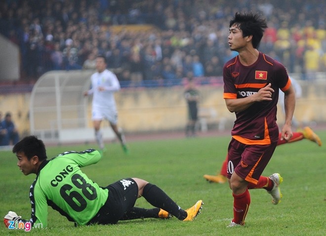 Cầu thủ Olympic Việt Nam mặc áo màu bã trầu kiểu AS Roma trong trận đá tập với CLB Hà Nội T&T. Ảnh: Tùng Lê