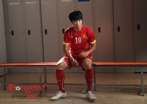 Công Phượng trong trang phục đỏ truyền thống của Olympic Việt Nam. Ảnh: bongdaplus