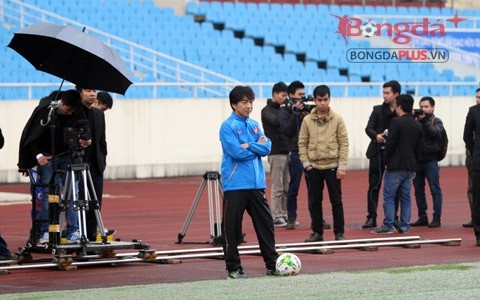 HLV Miura trong buổi quay video quảng bá hình ảnh Olympic Việt Nam trên sân Mỹ Đình.