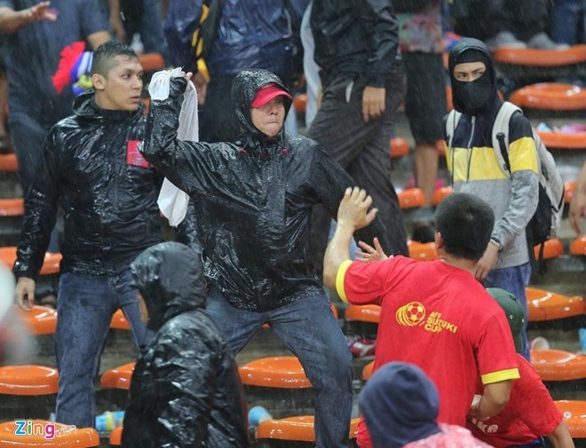 Hooligan Malaysia tràn sang khán đài đánh CĐV Việt Nam trên sân Shah Alarm.