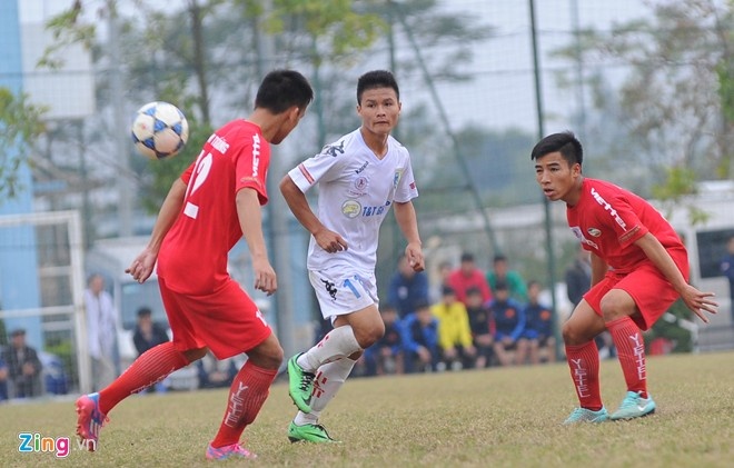 Quang Hải (áo trắng) từng giành suất đá chính tại U19 Việt Nam. Ảnh: Tùng Lê