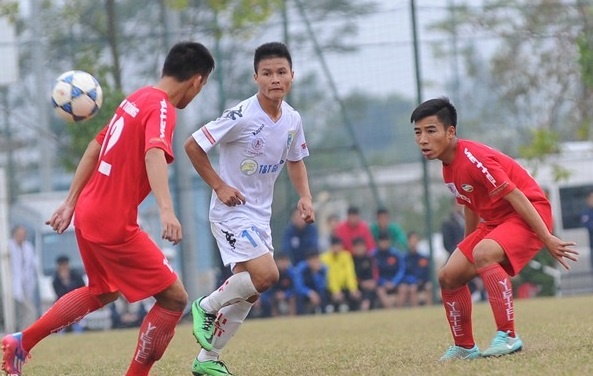 Ngoi sao cua U19 Viet Nam giup doi nha vao ban ket U19 QG hinh anh