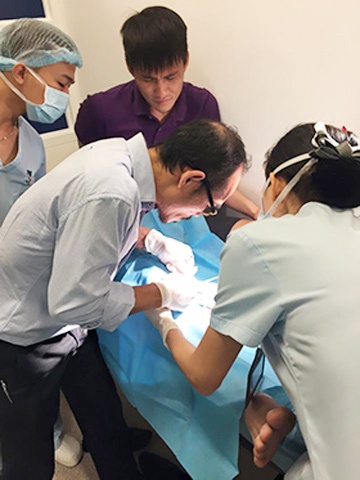 Công Vinh được tiến hành phẫu thuật buổi sáng 14/3 để cắt bỏ khối u đầu gối.