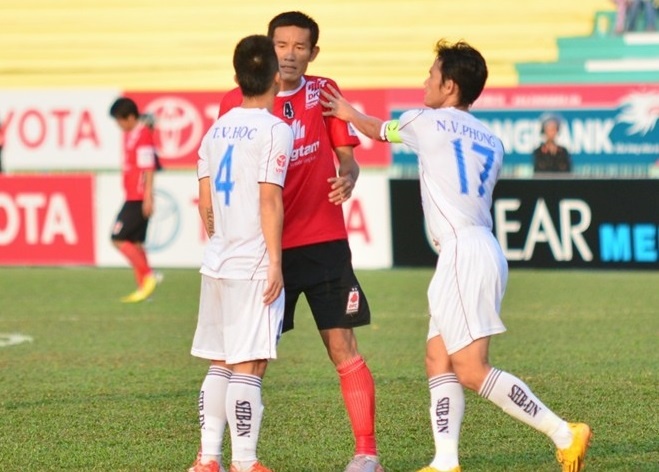 Nho nuoc bot vao doi thu, trung ve V.League bi phat nang hinh anh