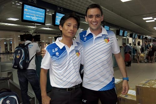 Bác sĩ Nguyễn Trọng Thủy (trái) cùng HLV thể lực