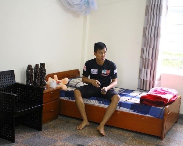 Thủ môn Văn Tiến bị cách ly trong phòng riêng để tránh lây bệnh thủy đậu sang người khác. Ảnh: NVCC