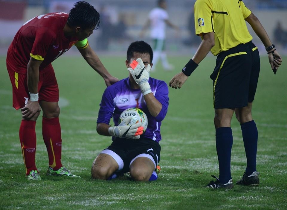 Văn Tiến bị đau sau pha bắt bóng dũng cảm trong trận đấu với Olympic Indonesia. Ảnh: Lê Hiếu