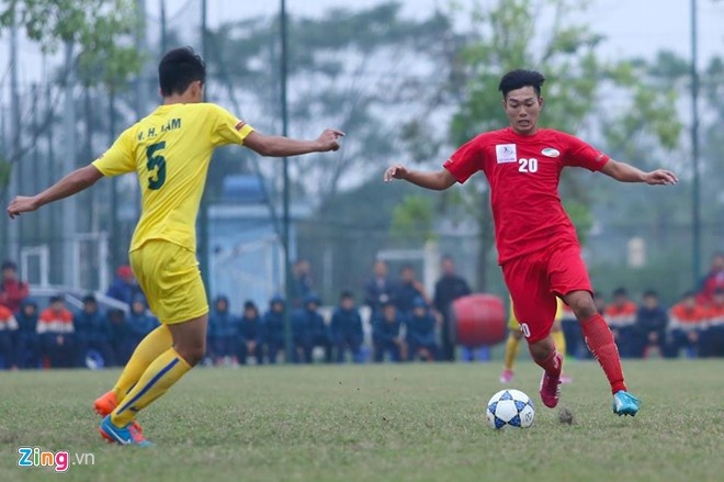 U19 Viettel (áo đỏ) đã dừng bước ở vòng bán kết U19 QG 2015. Ảnh: Tùng Lê