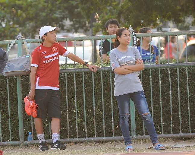 HLV Miura trầm tư đứng ở một góc sân.