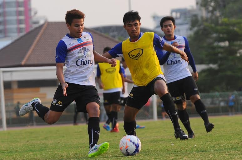 Cầu thủ Olympic Thái Lan nhiệt tình tập luyện.