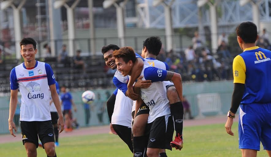 Các học trò của HLV Kiatisak ăn mừng sau một pha lập công.