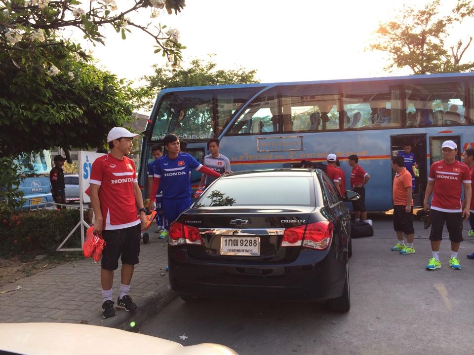 Do chuyến bay bị trễ gần 1h nên phải tới 13h30, đội tuyển Olympic Việt Nam mới đến Thái Lan.