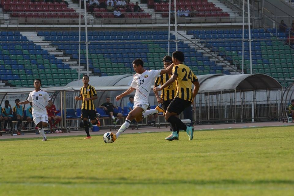 Olympic Malaysia (áo vàng) đã để thua đậm trước đối thủ