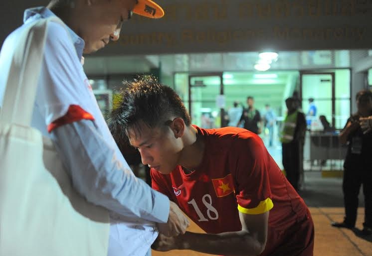 Tiền vệ Ngọc Thắng vui vẻ ký tặng cổ động viên đặc biệt.