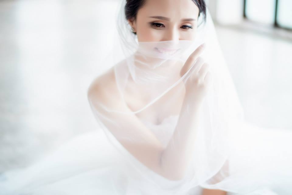 Bà xã xinh đẹp của Văn Quyết rạng ngời hạnh phúc trước thời khắc quan trọng của cuộc đời.