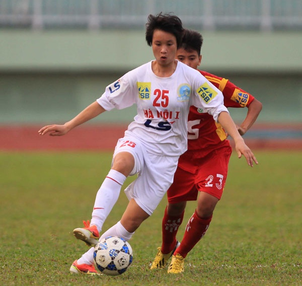 ĐKVĐ Hà Nội I (áo trắng) đã xuất sắc giành ngôi số 1 sau khi kết thúc lượt đi. Ảnh: VFF