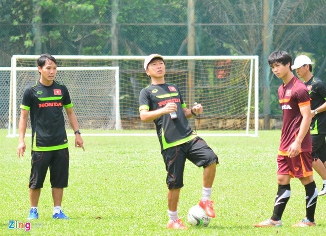 HLV Miura uốn nắn kỹ lưỡng những quả đá phạt của Công Phượng. Ảnh: Nguyễn Đăng