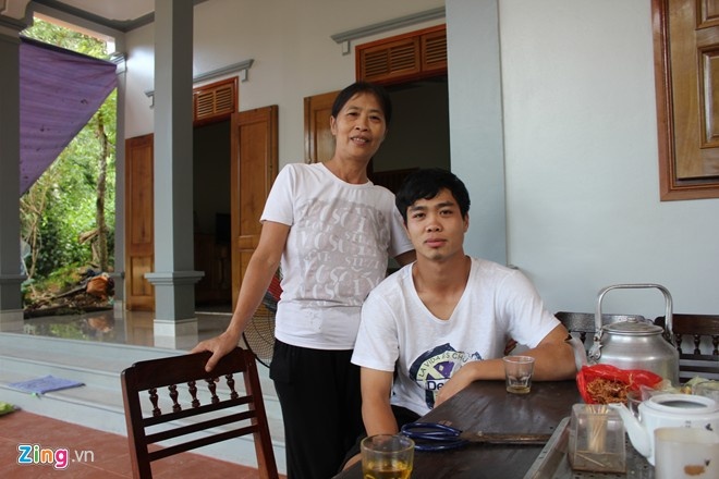 Công Phượng dặn bố mẹ không cho ai số điện thoại để tập trung luyện tập và thi đấu. Ảnh: Vĩnh Yên