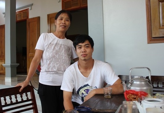 Me Cong Phuong roi le khi thay con ghi ban hinh anh