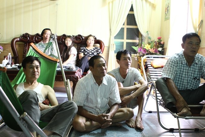 Ông Nguyễn Văn Dung (nằm võng) cùng gia đình theo dõi Tuấn Anh thi đấu tại VCK U19 châu Á. Ảnh: Hoàng Minh