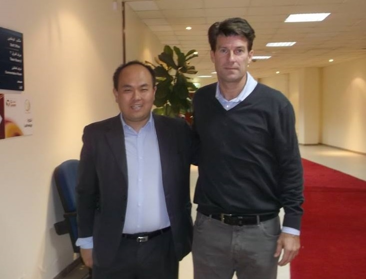 Takashi Morimoto (trái) chụp hình lưu niệm cùng huyền thoại