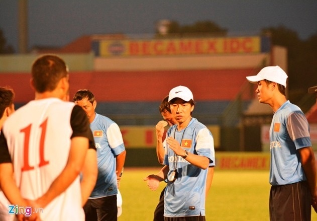 HLV Miura và trợ lý ngôn ngữ Phạm Trường Minh (bìa phải) trong một buổi tập của ĐTVN năm 2014. Ảnh: Nguyễn Đăng