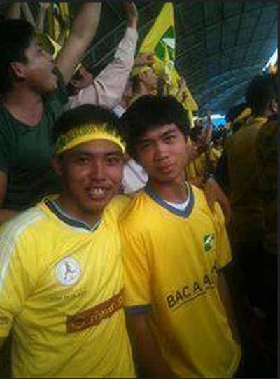 Công Phượng mặc áo đấu của SLNA trên khán đài sân Vinh tại V.League 2013. Ảnh: