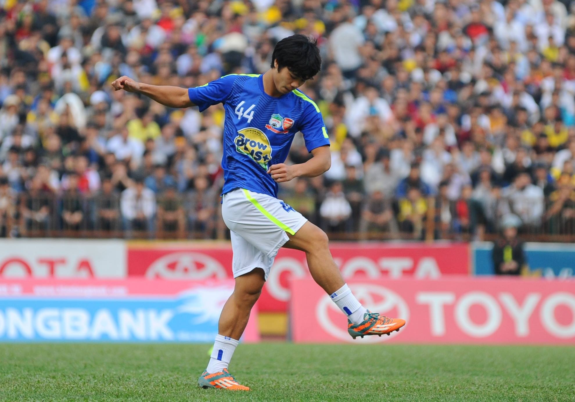 ‘Cong Phuong qua don doc tren hang cong HAGL’ hinh anh