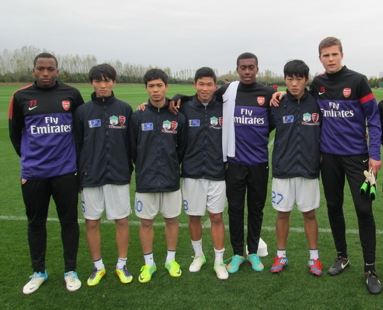 Tiền vệ Tuấn Anh (thứ hai từ trái sang) trong chuyến tập huấn tại CLB Arsenal năm 2012. 
