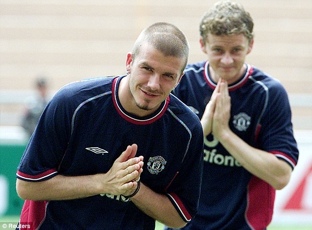 Hai ngôi sao Beckham và Solskjaer của M.U trong chuyến du đấu Thái Lan năm 2001. Ảnh: Reuter
