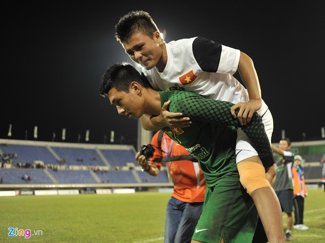 Thủ môn Minh Toàn cõng tiền vệ Quang Hải sau chiến thắng trước U19 Thái Lan