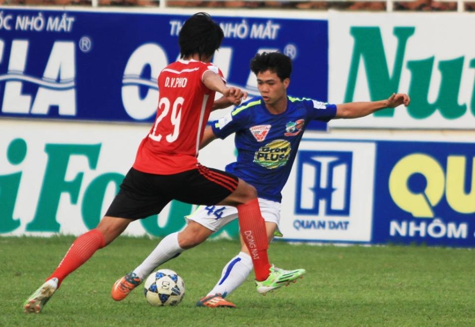 Công Phượng cùng đồng đội vẫn chưa thể nở nụ cười chiến thắng. Ảnh: Lê Ngọc