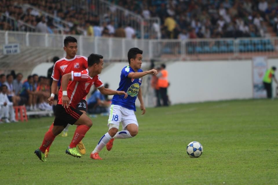 Thanh Tùng (áo xanh) là một trong 3 cầu thủ HAGL phải nhận thẻ vàng trong trận đấu gặp Đồng Nai. Ảnh: Lê Ngọc