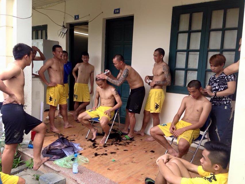 Thủ môn Dương Hồng Sơn trực tiếp cầm tông-đơ gọt đầu cho đồng đội.