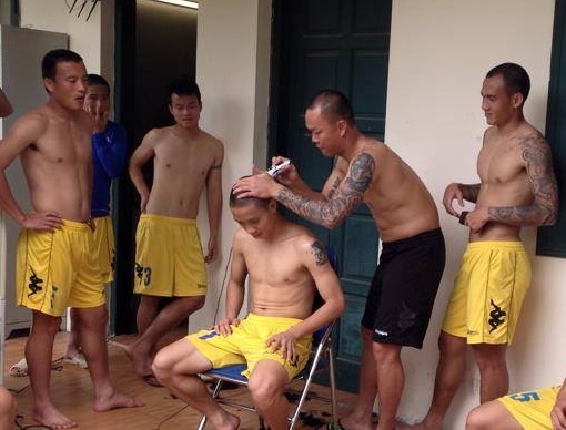 Quyet dau HAGL, cau thu Ha Noi T&T dong loat xuong toc hinh anh