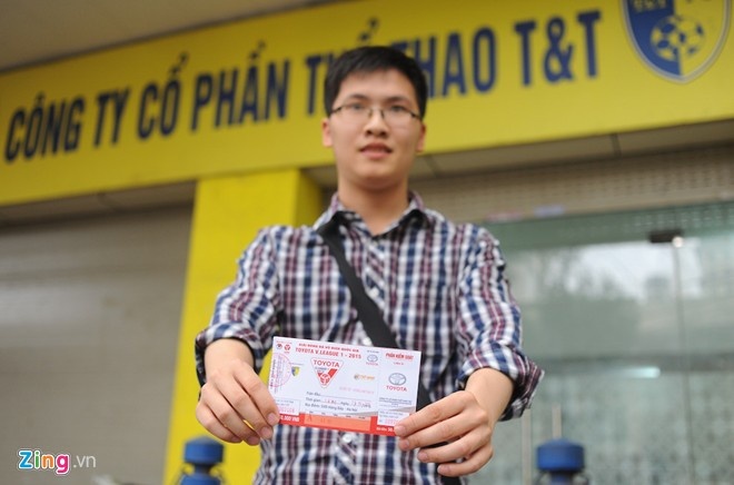 Khán giả thủ đô bắt đầu quan tâm hơn tới trận Hà Nội T&T - HAGL. Ảnh: Tùng Lê