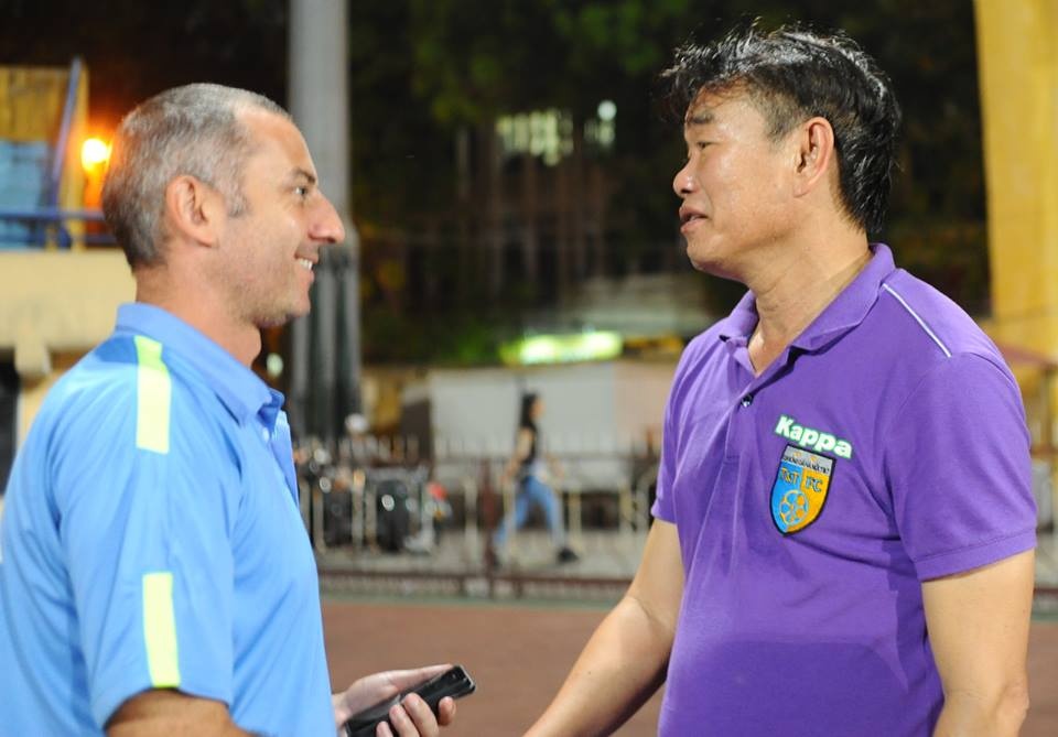 HLV Graechen và HLV Phan Thanh Hùng trò chuyện sau trận đấu. Ảnh: Tùng Lê