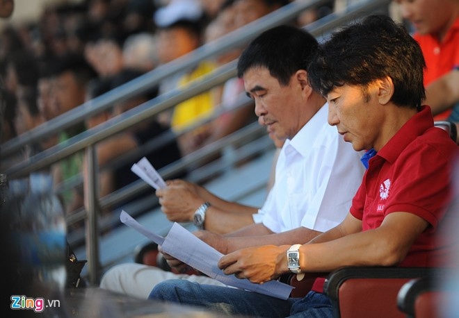 HLV Miura trên khán đài trận