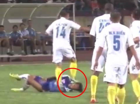 Giam len mat cau thu HAGL, hau ve Ha Noi T&T bi phat nang hinh anh