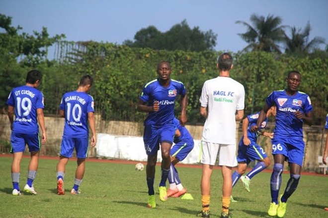 Franklin (giữa) trong buổi tập của HAGL. Ảnh: Lê Ngọc