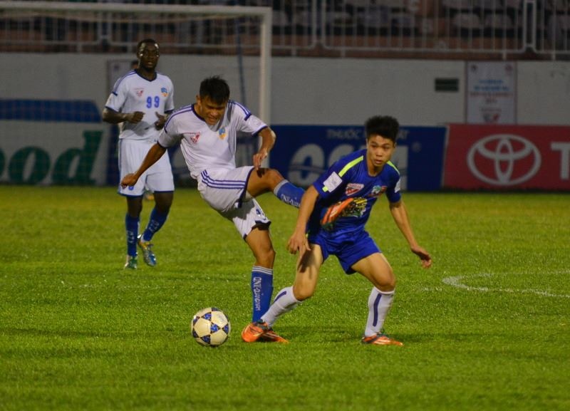 Công Phượng trong pha tranh chấp với Thanh Hưng (Quảng Nam). Ảnh: Nguyễn Đăng