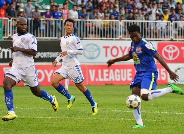 ‘Bau Duc giau, sao lai dung Tay lang nhang nhu the’ hinh anh