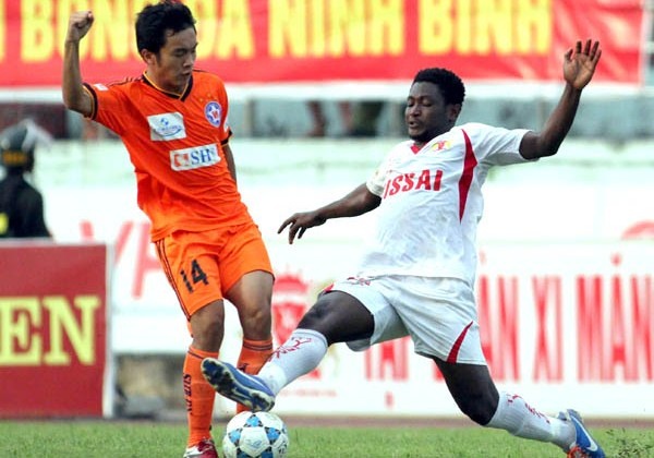 Sanogo (phải) từng khoác áo Ninh Bình từ năm 2012 đến năm 2014. Ảnh: VSI