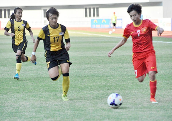 Tuyết Dung (số 7) là cầu thủ đầu tiên của ĐT nữ Việt Nam lập được hat-trick tại giải vô địch ĐNA 2015. Ảnh: VFF